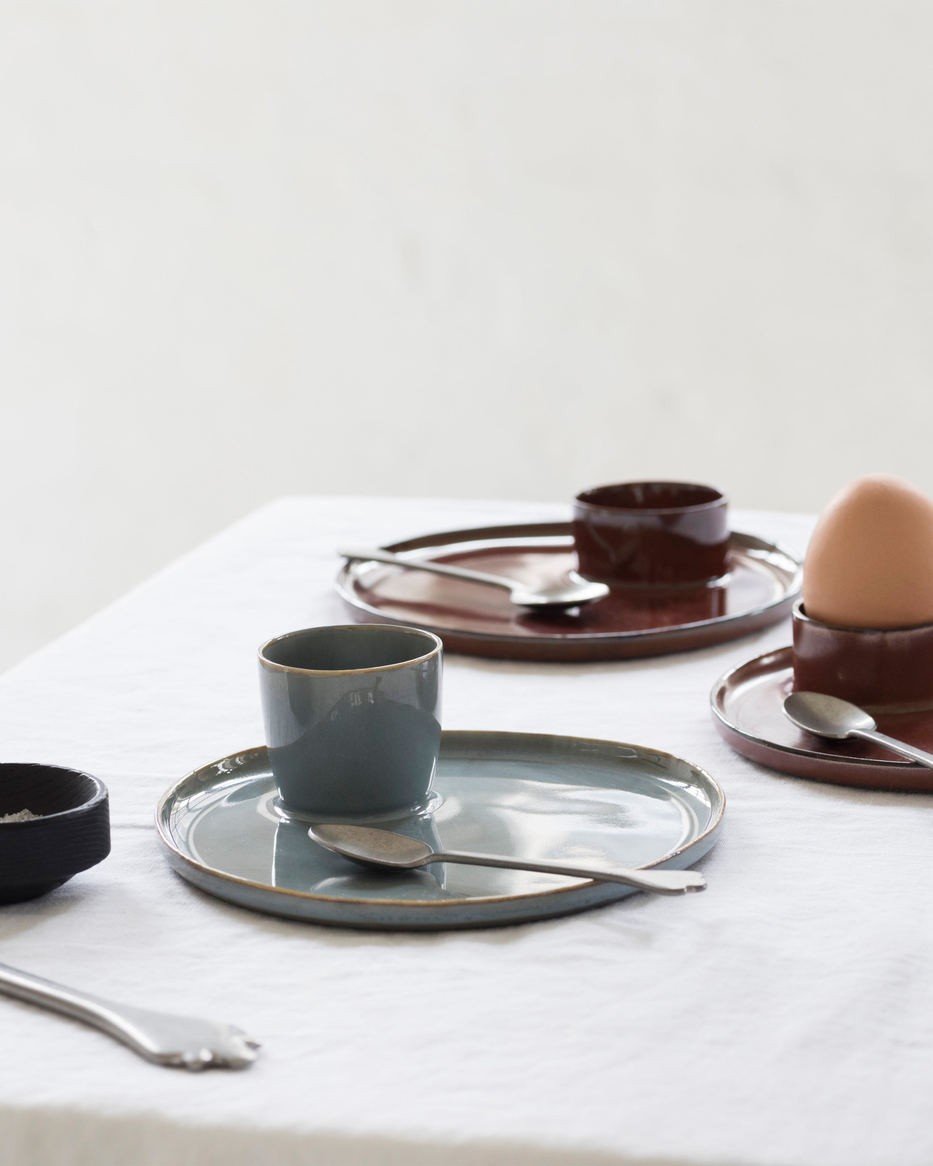 TERRES DE RÊVES Egg plate, smoky blue